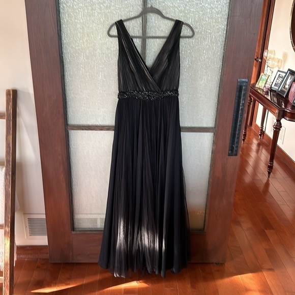 Badgley Mischka
Black Pleated Gown size 6 - Picture 6 of 12